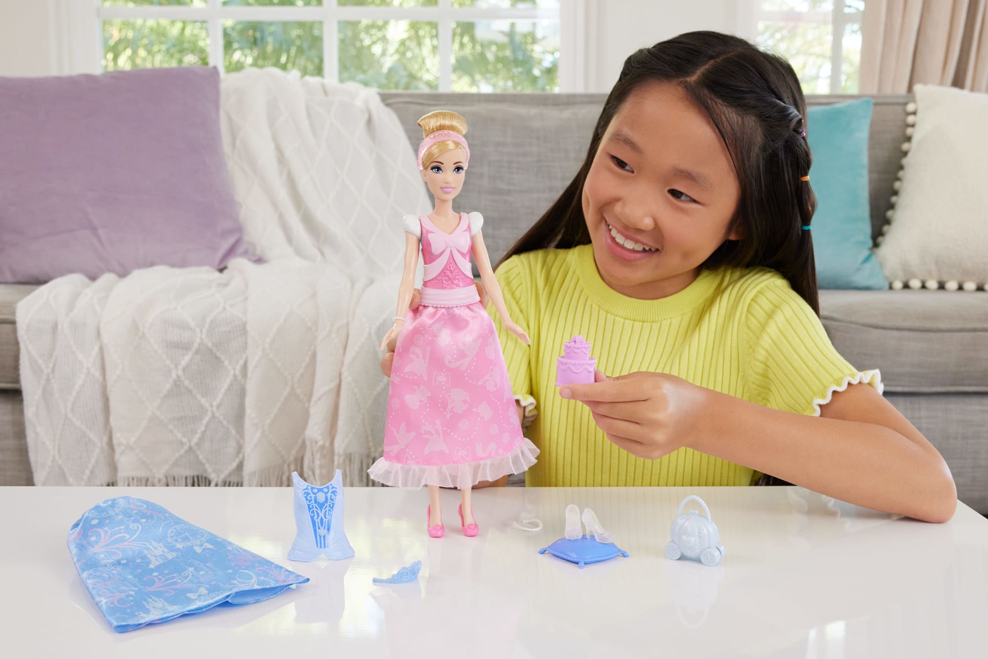 Princesses Disney  Poupée Mode  Histoires de Cendrillon2-en-1